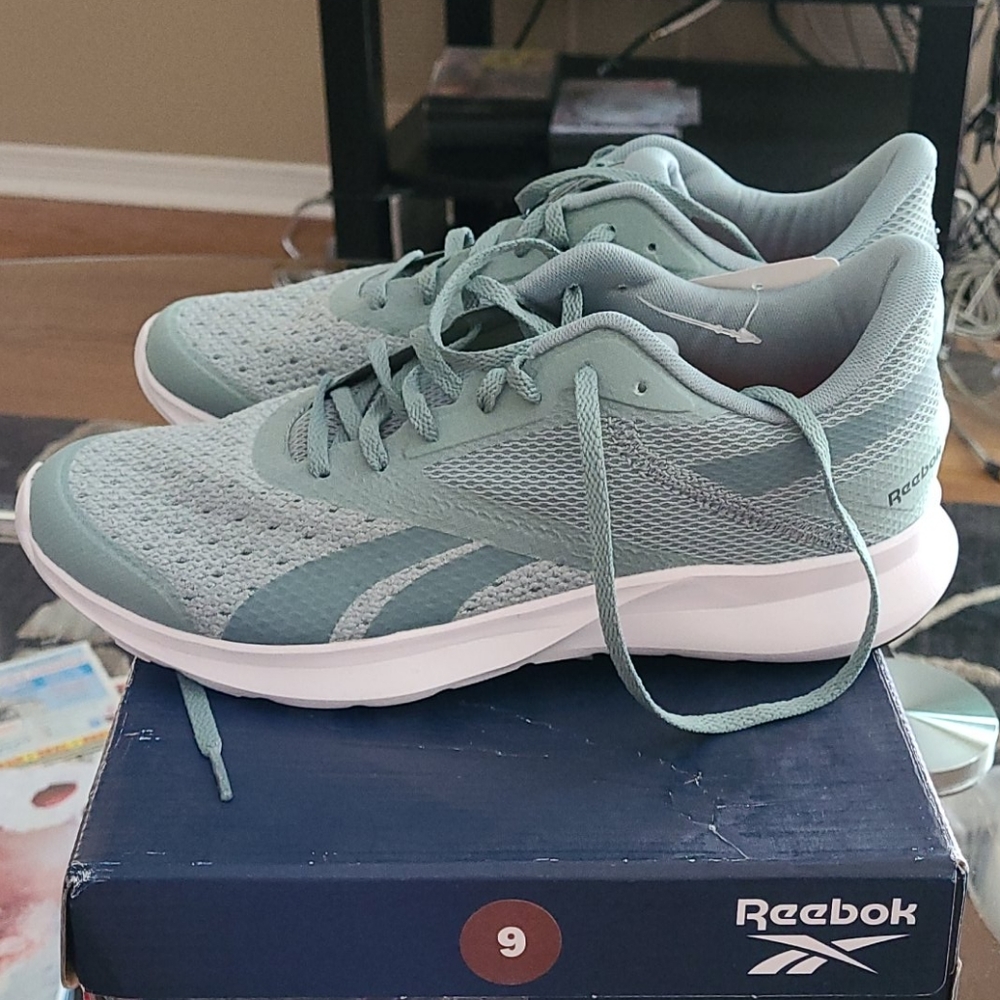 🚺 Ladies 👟 Sneakers size 9